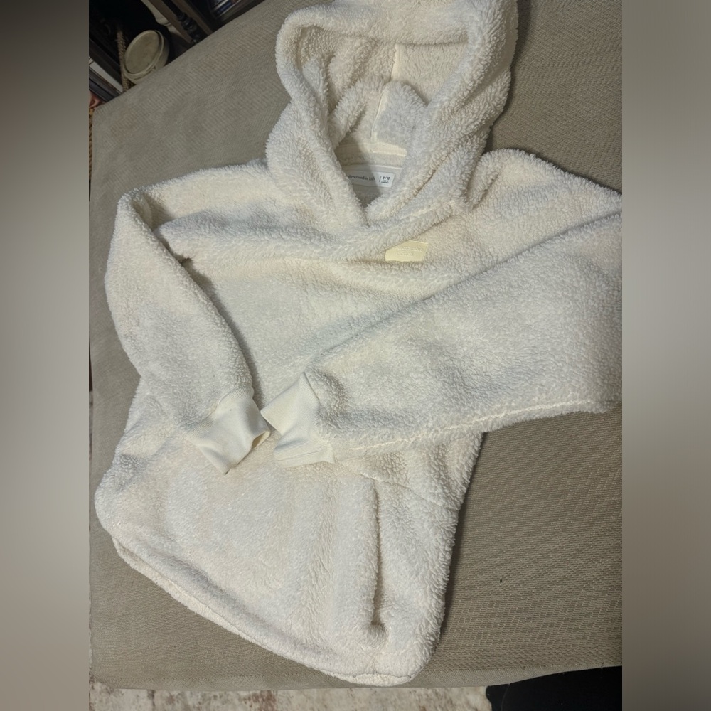 Abercrombie kids fuzzy hoodie with front pocket 🤍